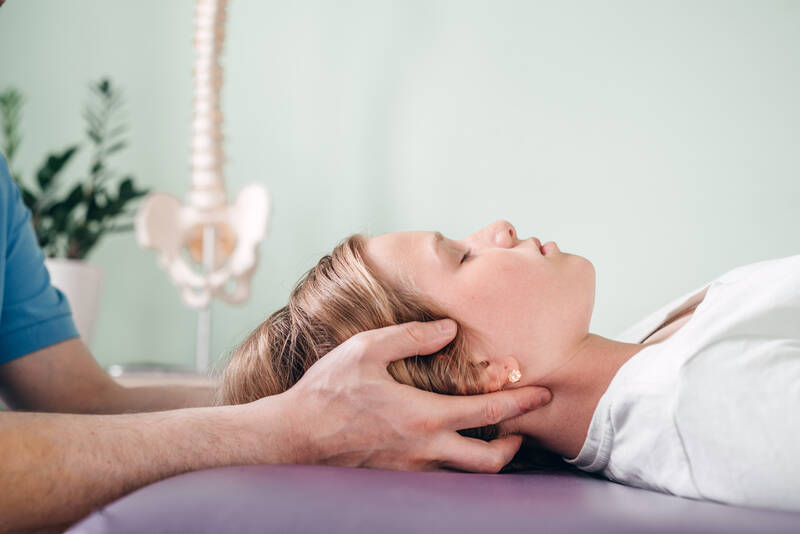 Auf dem Bild sind der Kopf (Cranio) und das Kreuzbein (Sakrum) zu sehen, die mit der craniosacralen Therapie assoziiert sind.
