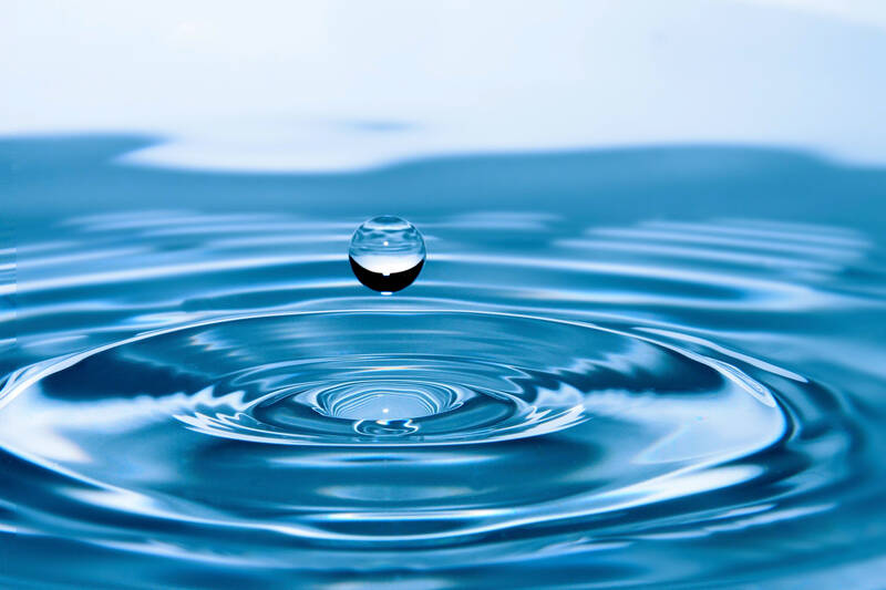 Die Wellen des einschlagenden Wassertropfens symbolisieren die elekto-magnetischen Wellen, die bei der Bioresonanztherapie eingesetzt werden.